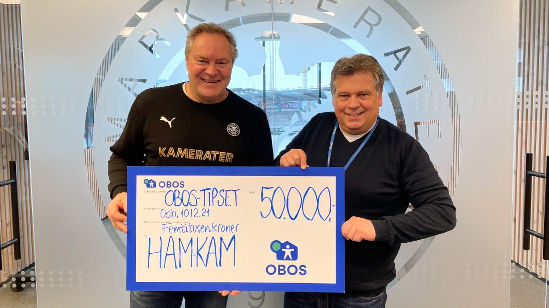 Her mottar daglig leder, Bent Svele, sjekken av sponsoransvarlig i OBOS, Eddie Chr. Thomas