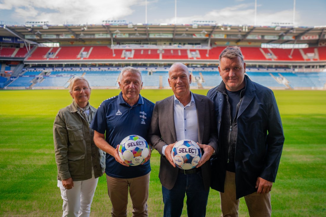 Iren Kjus, Steinar Felde, Peter Knap og Pål Breen er strålende fornøyd med den nye avtalen – og balldesignet! Neste års ball til venstre, årets modell til høyre.