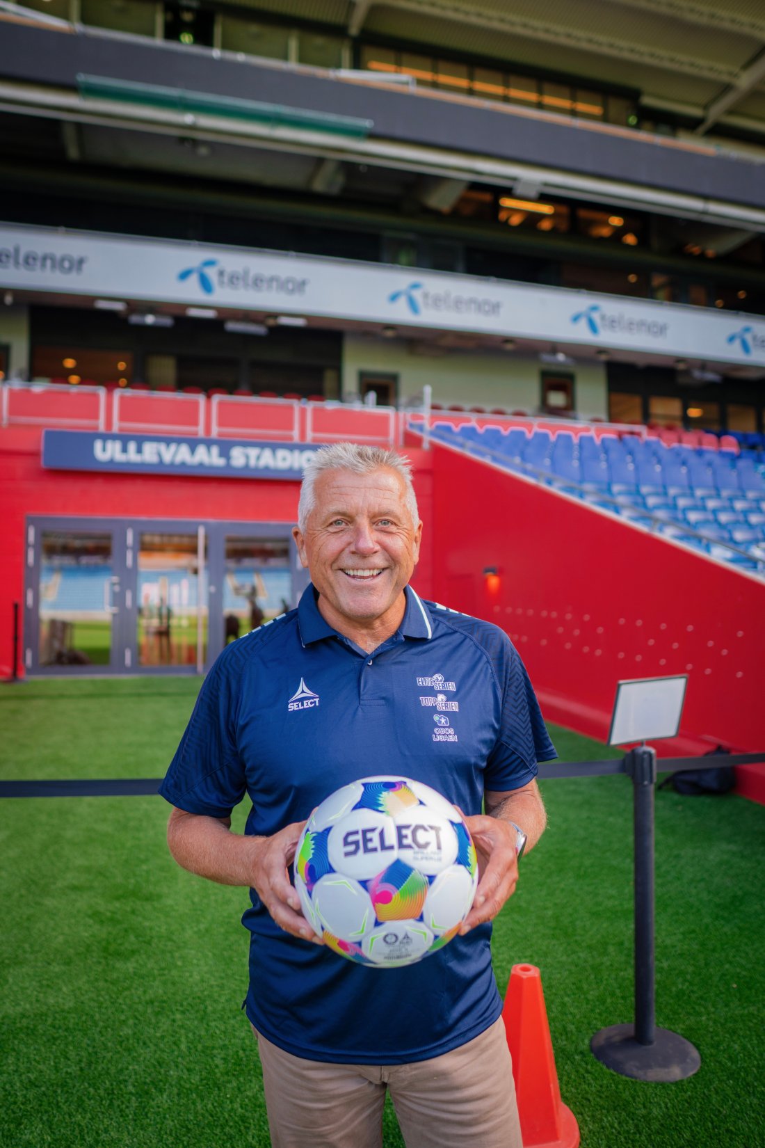 Steinar Felde i Select Sport Norge kan se frem til seks nye år som leverandør av den offisielle ligaballen i Eliteserien og OBOS-ligaen.